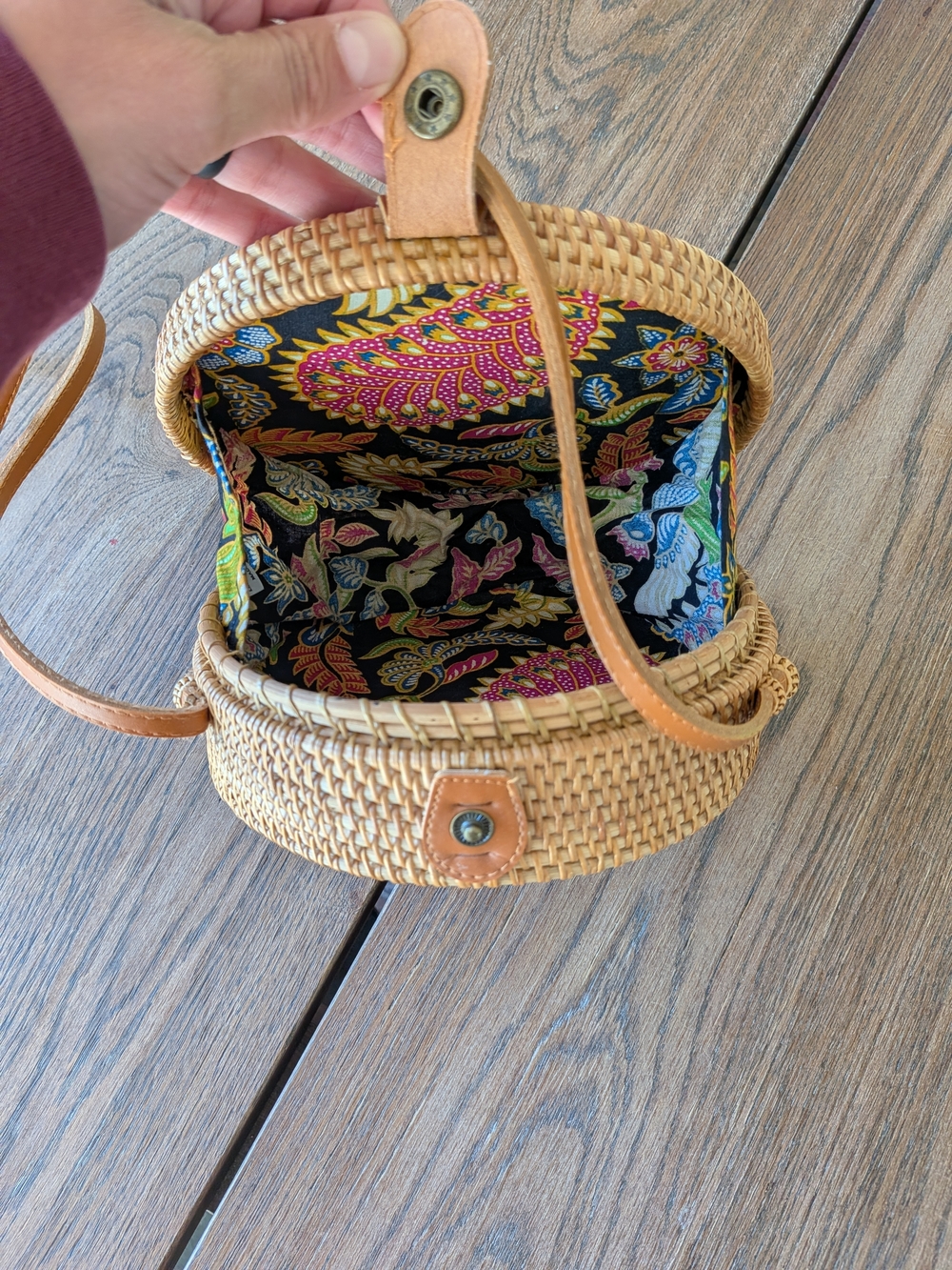 Woven Round Tan Purse Shoulder Bag Snap Closure + Colorful Paisley Lining Print - Picture 7 of 9
